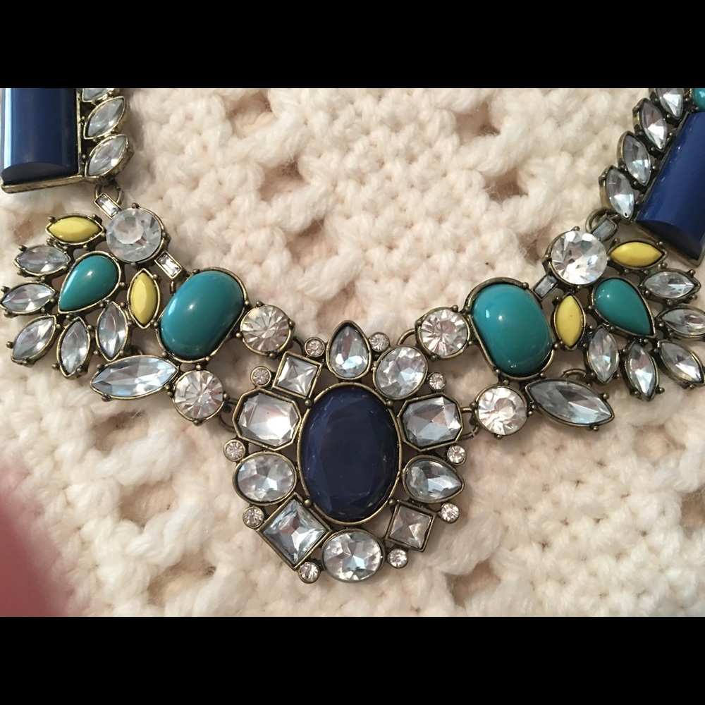Statement necklace with rhinestones - Picture 3 of 3